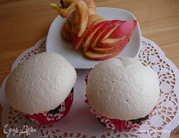 Наполнить массой бумажные формочки, поставить в духовку и подсушивать в течение 4-5 часов при приоткрытой духовке. Именно подсушивать, а не запекать!!! В оригинальном рецепте время подсушивания - 24 часа. мне хватило 4,5 часа