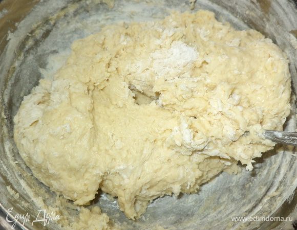 Замесим тесто: растопим масло,добавим  теплое молоко,соль, сахар,дрожжи ,если они крупинками- дадим им размякнуть в жидких составляющих, вобьем яйца,добавим сметану,все перемешаем,далее постепенно начинаем добавлять муку