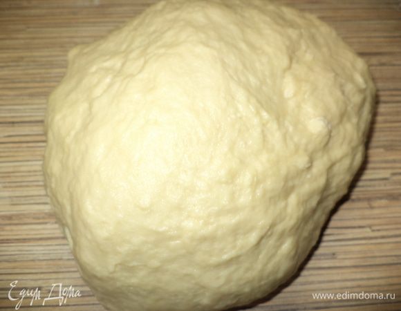 Теперь в ход вступают руки и добавляя понемногу еще муки и обмазывая слегка руки подсолнечным маслом вымешиваем мягкое податливое тесто,я дожидаюсь когда под руками начинают лопаться пузырьки,все тесто готово,накрываем крышкой и отправляем в теплое место(например в микроволновку,не включая конечно!)иногда если время поджимает,я ставлю тесто в таз с горячей водой,периодически ее меняя!