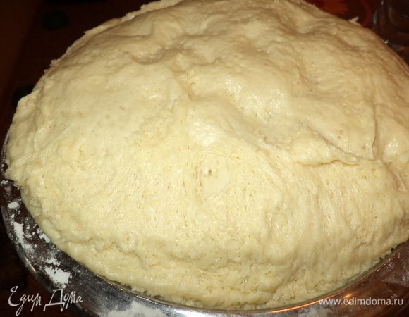 Через час оно вырастает и можно приступать к пирожкам!