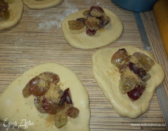 тесто разделить на кусочки каждый раскатать и разложить начинку не жалея ,ее должно быть много!И вот теперь посыпим сахаром!Слепим пирожки.