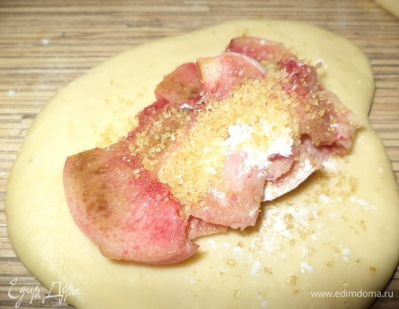 2-я начинка!Персики и другие фрукты я режу сразу на пирожки,присыпаю крахмалом и сахаром!