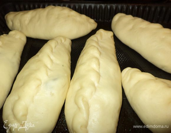 Выкладываем наши пирожки на лист смазанный маслом  на расстойку ,укрываем полотенцем  минут на 30-40.
