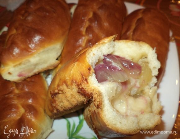 Смажем пирожки яйцом смешанным с молоком(я использую перепелиное-оно маленькое и не остается!) выпекаем при 180* минут 20-30,по цвету вы оцените готовность пирожков!