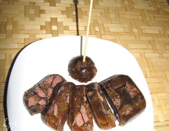 Готовая печенка порезана на мелкие кусочки и залита сливовым желе.