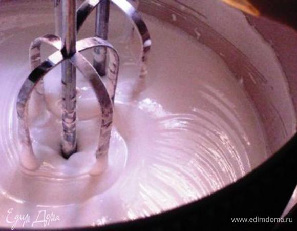 Белки аккуратно отделить их от желтков (проще всего разделять охлажденные яйца). Накрыть  посуду с белками крышкой и дай им дойти  до комнатной температуры (это займет около 30 минут).  Взбить белки до мягких пиков, постепенно ввести сахарную пудру  (оставьте 3-4 ложки для крема), добавить половину лимонного сока,  кукурузную муку, ванильную эссенцию и продолжать взбивать до получения плотной и блестящей пены.  
