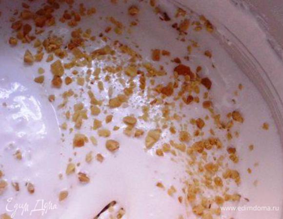 Мне очень нравится миндаль в меренгах, но хотелось, чтобы безе было белоснежным. Поэтому,  я разделила массу на две части и в одну из них осторожно ввела  миндаль (для основания), а оставшуюся часть использовала для формирования верхней части корзины. По желанию орехи можно измельчить в муку (я люблю покрупнее).
