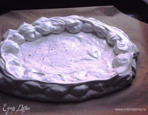 Оставшуюся массу  отсадить по краю миндальной основы, создавая  бортик  будущей корзины. Поместить  в разогретую до 100 С духовку. Выпекать 1,5-2 часа с приоткрытой дверцей до готовности. Ориентируйтесь на свою духовку и интуицию, наша цель - получить  хрустящую корочку и мягкую серединку. 
Вынуть противни из духовки, безе снять с бумаги,  перевернуть,  положить на решетку и вернуть в выключенную духовку на пару часов,  дверку не закрывать (лучше оставить на ночь).
 