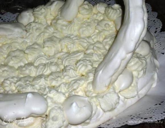  Охлажденные сливки взбить с сахарной пудрой и выложить в корзину (я использовала кондитерский мешочек), бортики  украсить маленькими безешками  и розочками из крема, установить ручки. 

