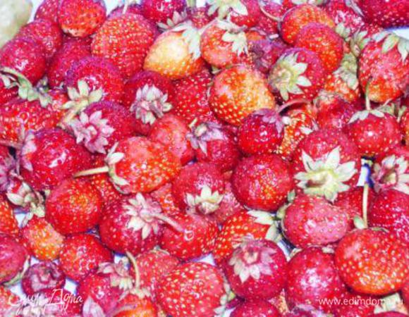 Ягоды и фрукты помыть и перебрать (несколько клубничек оставить с хвостиками для красоты),