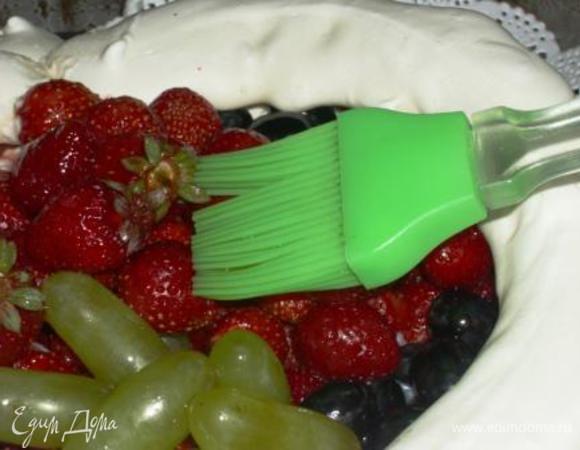 Соединить в маленькой кастрюльке 50мл воды, сахар и оставшийся лимонный сок. Варить на слабом огне 5 минут, немного остудить и с помощью кисти покрыть сиропом  ягоды и фрукты. 