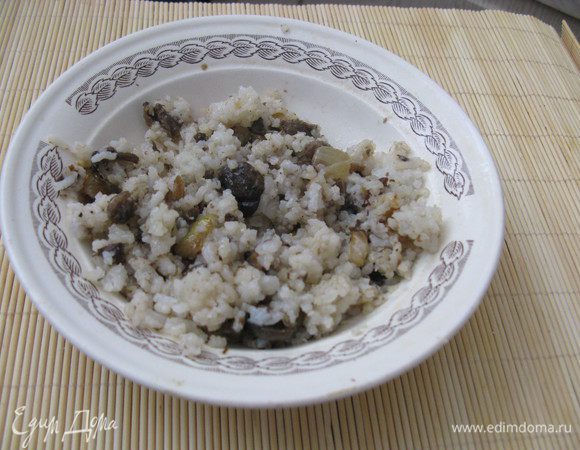 Для начинки сварила рис, даже чуть переварила, чтоб мягкий был, смешала с жареными грибами. Грибы (маслята)в свою очередь жарила с луком.
Была и вторая начинка-отварная говядина опять же с грибами.