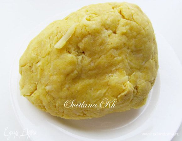 Достать тесто из холодильника и тонко раскатать. Я в одну его часть вмешала сухой мак.  Раскатанное тесто нарезать на квадратики или ромбы. Вторую часть теста я просто обмакивала влажной стороной в кунжут.