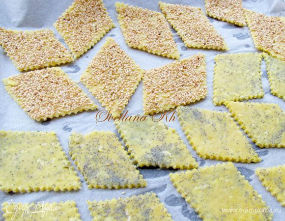 Получаются такие печенки. Выложить их на пергамент и выпекать в духовке до золотистого цвета.