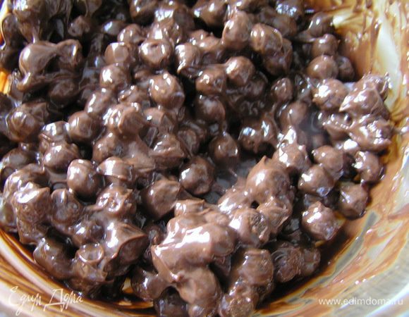Всыпать шоколадные шарики, хорошо перемешать,