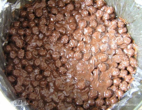 Выложить массу в разъемную форму застеленную пищевой пленкой, разровнять, убрать в холодильник до использования.