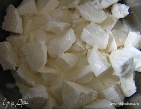 Творожно-зефирный слой. Зефир поломать на кусочки, залить сливками, оставить до размягчения.