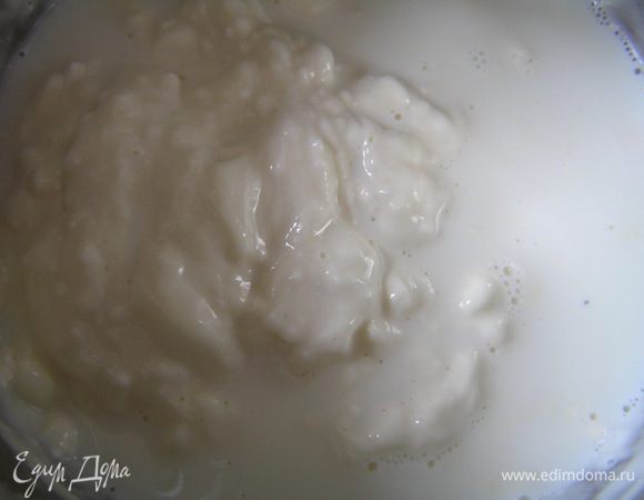 Добавить творожный сыр, перемешать. Желатин залить водой на 10 минут, затем отжать и распустить в горячем молоке, влить в творожно-зефирную массу и все взбить.