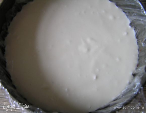 На застывшую шоколадную основу в форме вылить творожно-зефирную массу и убрать в холодильник до застывания.
