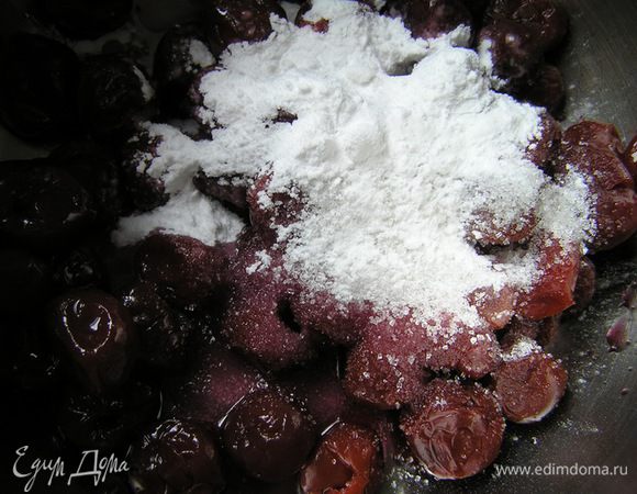 Вишневая прослойка. Вишню выложить в кастрюльку, добавить воду, сахар и крахмал, все перемешать, довести до кипения, варить 2-3 минуты до загустения.