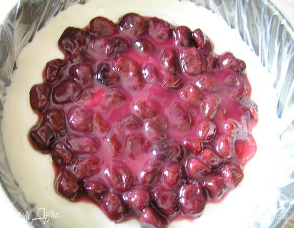 Выложит  вишню в центр на застывший творожно-зефирный слой в форме, равномерно распределить, оставив место по краям без вишни. Убрать в холодильник.