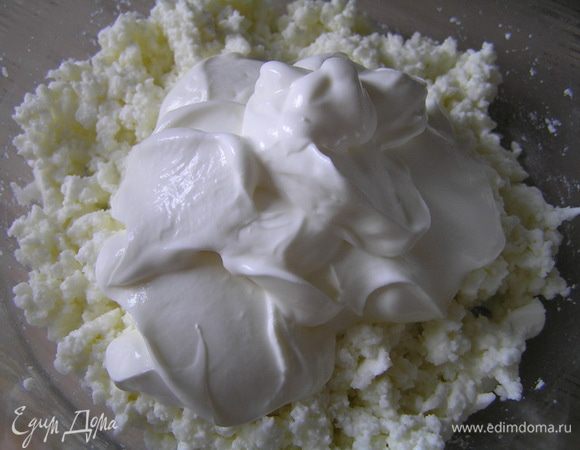 Творожный слой. Творожный сыр смешать с сахаром, добавить сметану, перемешать. Желатин замочить в воде на 10 минут, затем отжать и распустить в горячем молоке, влить в творожную массу, добавить лимонный сок и все  и взбить.