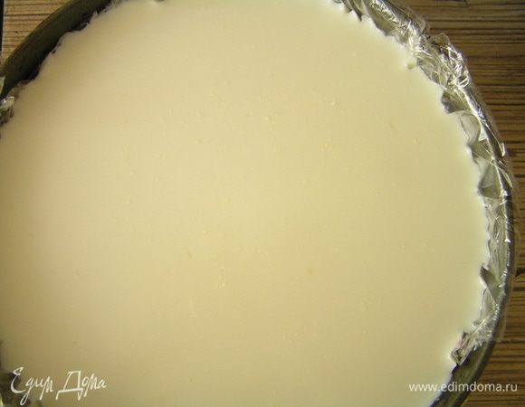 Торт достать из холодильника, аккуратно вылить творожную массу, снова убрать в холодильник до застывания.