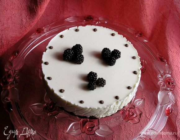 Полностью застывший торт аккуратно достать из формы, украсить по желанию. Угощайтесь! :)