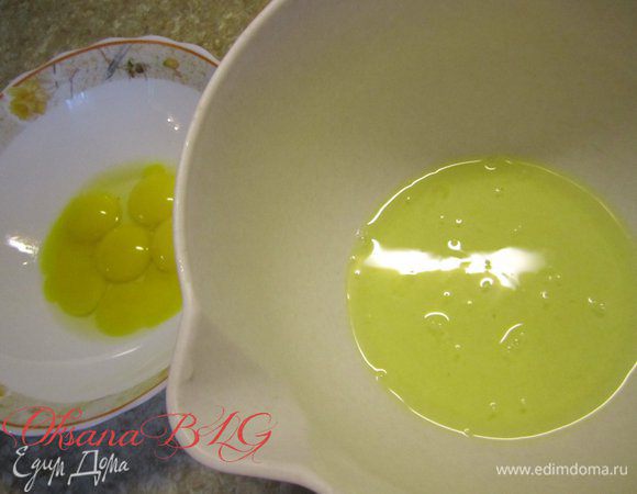 Бисквит. белки отделить от желтков.