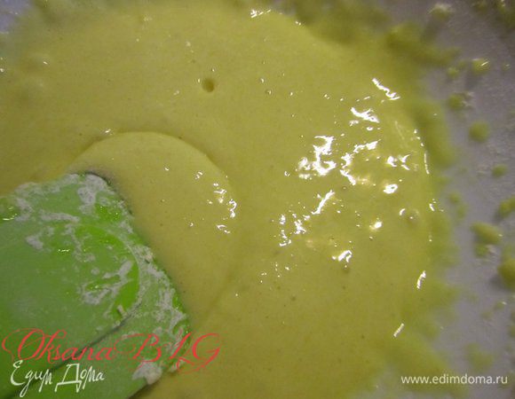 Желтки смешать с мукой, крахмалом, разрыхлителем.