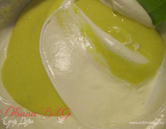 В взбитые белки аккуратно ввести желтковую массу.