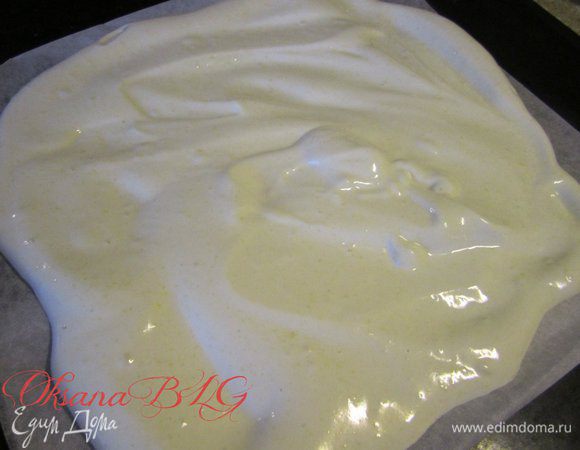 Подготовить два противня, застелить пергаментной бумагой. Тесто разделить на две части, вылить на противень, разровнять ( бисквит должен быть квадратной формы. Выпекать при температуре 180 градусов, 7-10 минут. Бисквиты охладить.