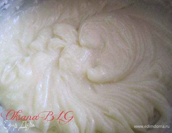 Добавить 100 г масла, взбить. оставить крем остывать.