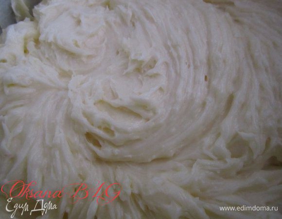 В остававшийся крем добавить оставшееся масло (комнатной температуры) еще раз взбить крем.