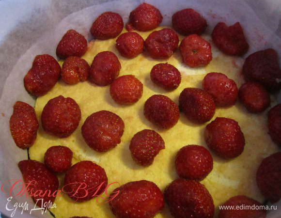 Остывшие бисквиты вырезать по форме, пропитать сиропом. 
Сироп: воду с сахаром довести до кипения, проварить 5-7 минут, добавить ликер. охладить. Остывшим сиропом пропитать коржи.
Клубнику вымыть, часть порезать по полам, выложить плдотно по бортику формы. оставшуюся клубнику выложить на бисквит.