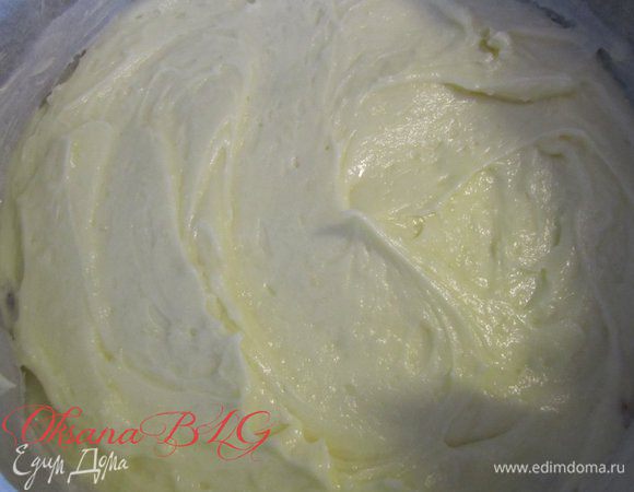 Хорошо покрыть кремом. 2-3 ложки крема оставить для украшения.