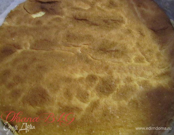 Накрыть коржом.Нанести оставшийся крем. Поставить в холодильник на 2-3 часа.