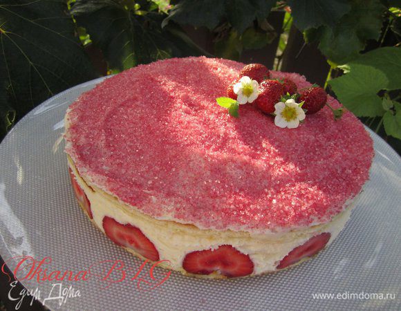 Верх торта украсить цветным сахаром или тертым шоколадом.