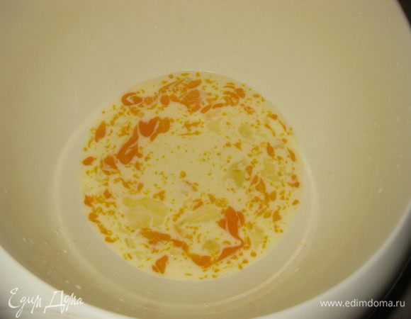 Для начала готовим тесто: смешиваем молоко, соль, яйцо.