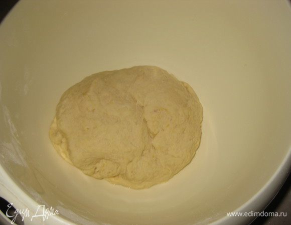Добавляем муку и замешиваем крутое тесто. Оставляем тесто отдохнуть на 30 минут. После того как тесто немного полежит, оно станет эластичнее и не будет рваться.