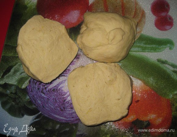 Опять хорошо вымешиваем тесто, делим на 3 одинаковые части и опять оставляем на 30 минут.