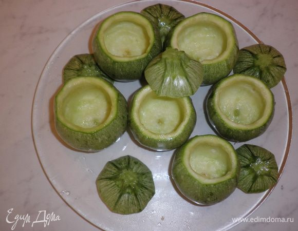 Помыть кабачки, срезать верхние крышечки. Аккуратно ложкой вынуть середину кабачков, оставляя стенки «горшочков» размером в 5мм. 