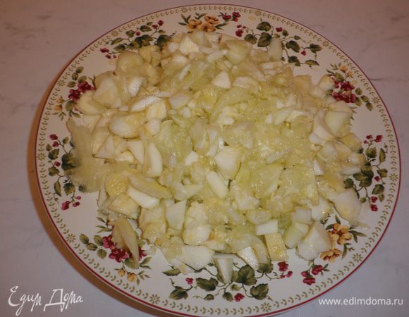 Мякоть кабачков  мелко порубить ножом.