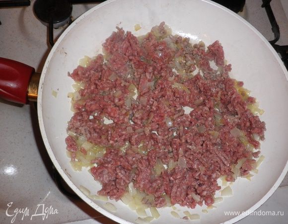 Добавляем фарш, тщательно разминая, чтобы не образовались крупные  комочки,обжариваем в течение 10 мин. Посолить, поперчить.