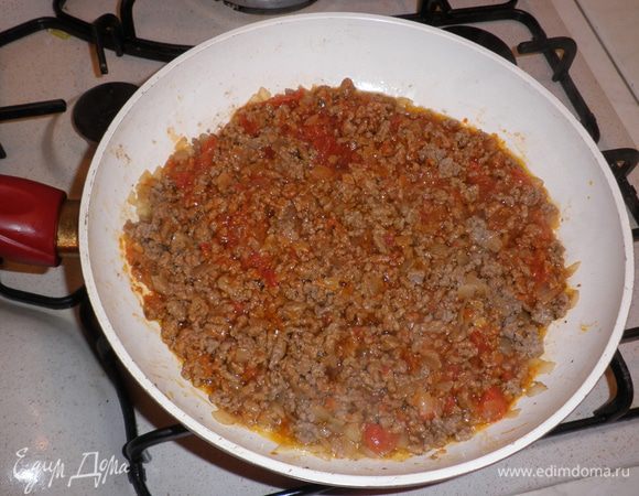 К обжаренному фаршу вливаем соус SACLA Originale con basilico, перемешиваем и все вместе тушим при закрытой крышке в течение 20 мин. 
