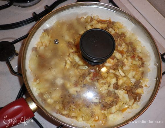 Затем, добавить порубленную мякоть кабачков и потушить еще 20мин (так же под крышкой) до размягчения. Посолить, перчить и протушить еще 5 мин вместе с порубленной мелко петрушкой.  