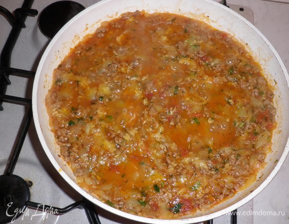 Молодые кабачки выделяют много сока, поэтому, если образовалось много жидкости, то ее необходимо немного выпарить при открытой крышке. В самом конце приготовления добавить панировочные сухарики (по желанию, вместо сухариков можно добавить пол чашечки отварного риса). Затем, натереть и добавить сыр, еще раз перемешать и выключить огонь. 