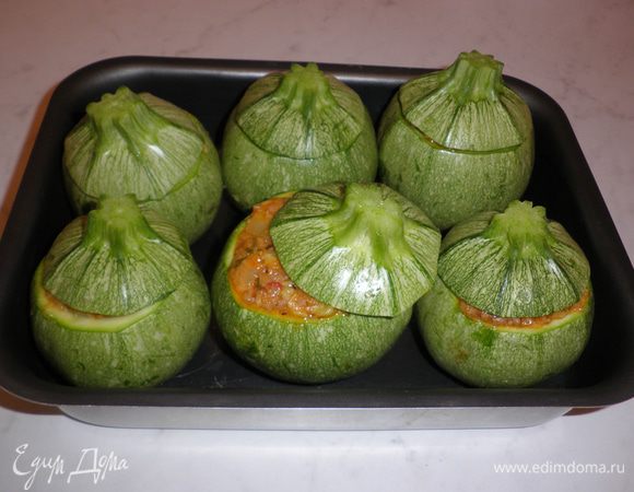 Наполнить «горшочки» полученной массой и в течение 45 мин запечь в духовке при 180. 