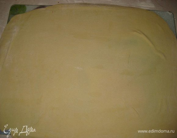 Раскатываем каждую часть теста в прямоугольник, как можна тоньше. Чем тоньше будет раскатано тесто, тем более слоистой будет самса.