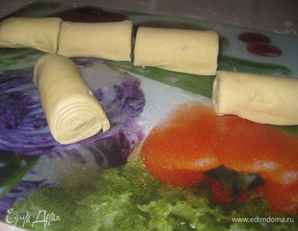 Скатываем тесто в тугой рулет и нарезаем кусками примерно 8-10 см ( меня вышло с каждого куска теста по 6 рулетов).